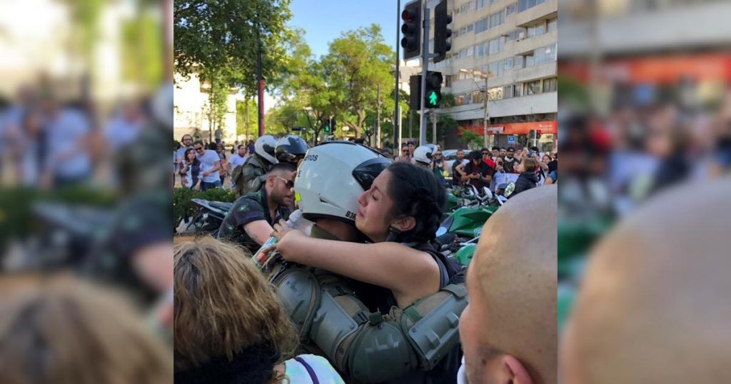 El emotivo abrazo entre Carabinero y manifestante que se volvió viral en “protesta sin violencia”