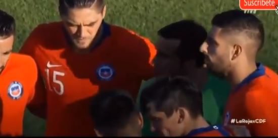 Claudio Bravo fue el que lideró la arenga de la Roja ante Guinea
