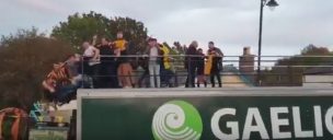 [VIDEO] Jugadores caen del bus en pleno festejo en el fútbol de Irlanda: hubo varios lesionados