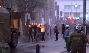 Dirigentas de la ANEF y PS de Punta Arenas fueron detenidas tras intentar frenar carro lanzaaguas [VIDEO]