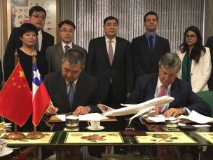 Chile y China Eastern Airlines firman memorándum para potenciar el envío y promoción de frutas chilenas