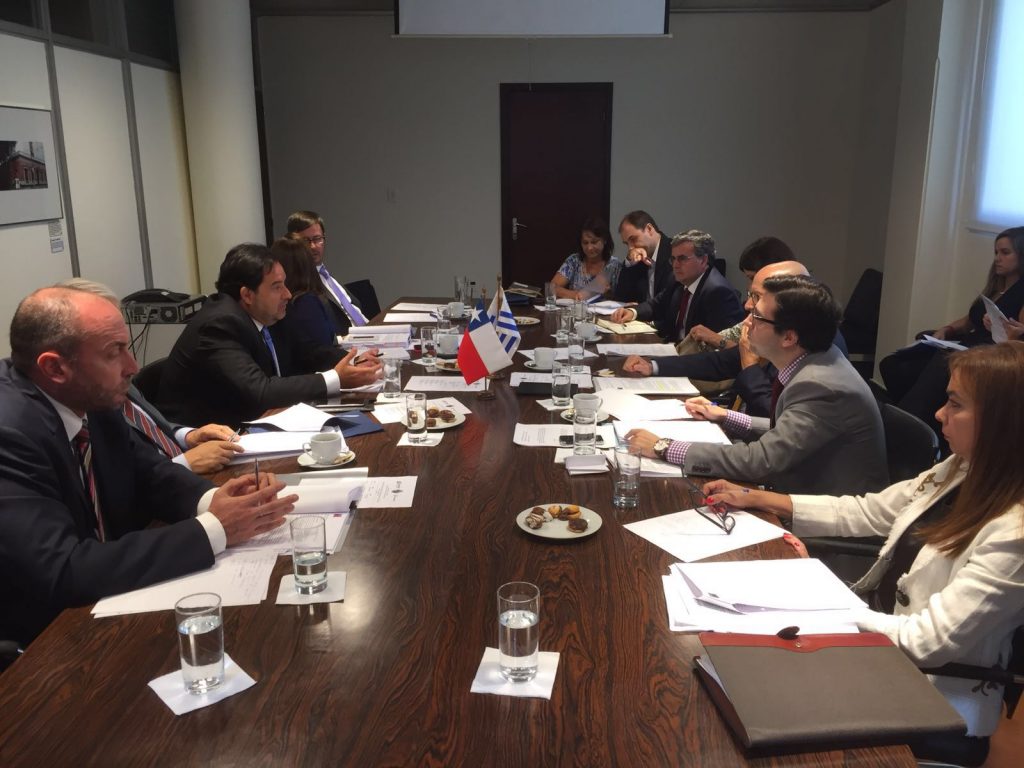 Chile y Uruguay afinan los detalles para establecer un TLC