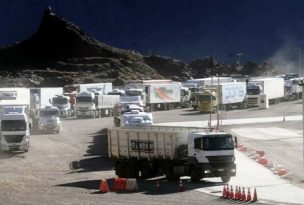 Camioneros acusan que el 95% del comercio terrestre está detenido por paro de Aduanas