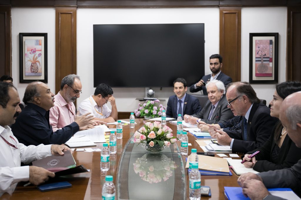 Ministro Walker se reúne con autoridades indias con quienes reactiva temas arancelarios y de cooperación en materia de investigación agraria
