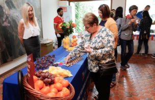 Embajada de Chile en EEUU abrió sus puertas al público: Fruta chilena dio la bienvenida a los visitantes