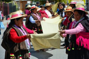 Récord mundial: artesanas de Camiña tejieron chal con fibra de alpaca de 402 metros de largo