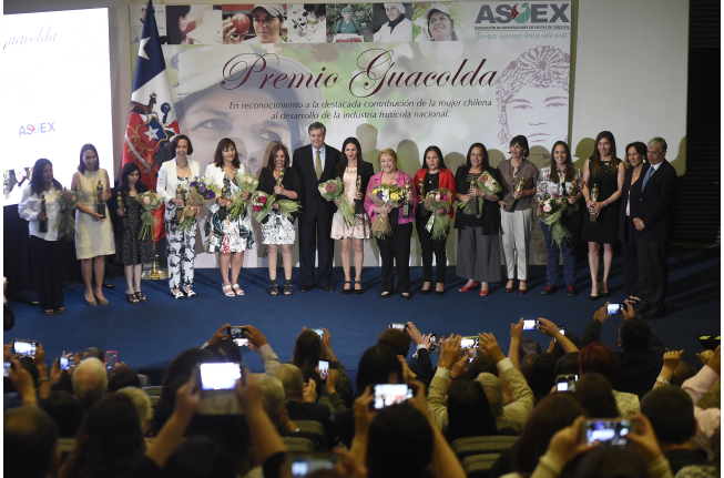 Presidenta de la República y ASOEX entregaron “Premio Guacolda” a mujeres destacadas del sector de la fruta chilena