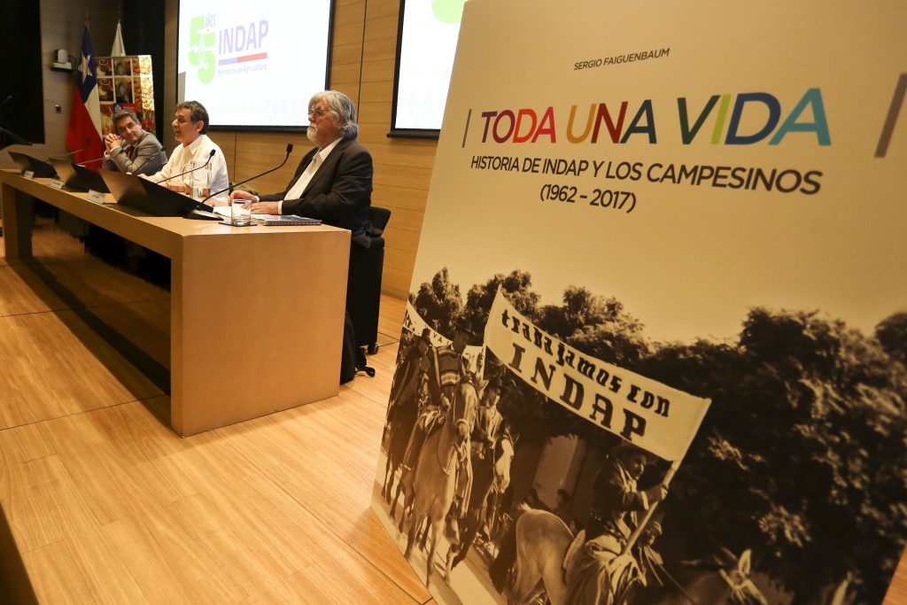 “Toda una vida”: libro recoge 55 años de historia de Indap y los campesinos de Chile