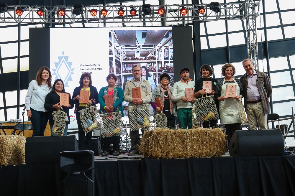 BancoEstado e INDAP entregaron premios a ocho emprendedores agrícolas “ejemplares”