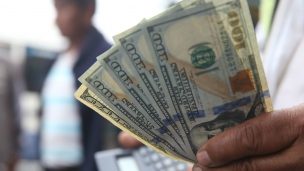 Dólar rompe el piso de los $ 640 y cae a su menor valor en más de dos años