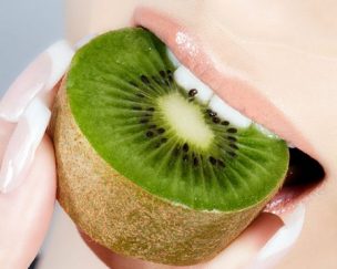 Comer un kiwi antes de ir a dormir puede ayudar con el insomnio