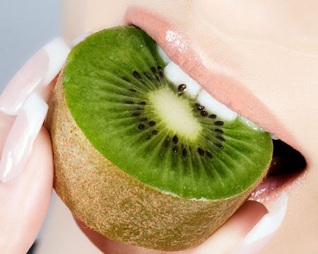 Comer un kiwi antes de ir a dormir puede ayudar con el insomnio