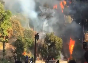 Minuto a minuto | Reportan incendio en Cerro Santa Lucía en medio de las manifestaciones