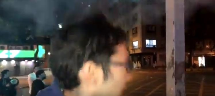 Lacrimógena golpea en la cabeza a entrevistado en pleno despacho de corresponsales de la BBC en Santiago