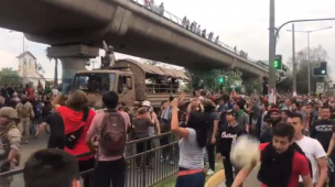 El emocionante acercamiento entre manifestantes y militares en Metro Protectora de la Infancia