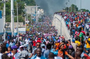 Miles de opositores marchan en Haití contra el presidente