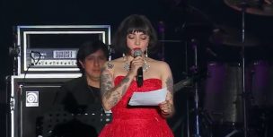 Mon Laferte se toma momento del homenaje a José José para expresar apoyo a manifestaciones chilenas