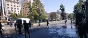 [VIDEO] Carro de Carabineros atropelló a una persona en plena manifestación en Santiago