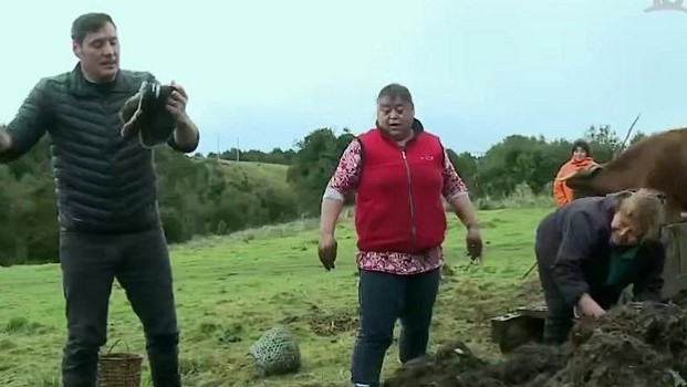 No lo dudó ni un poco: Pancho Saavedra saltó sobre montaña de excremento en “Lugares que hablan”