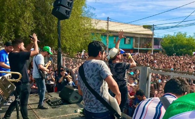 “Cacerolazo cultural”: Realizan multitudinaria manifestación en Recoleta por una nueva Constitución