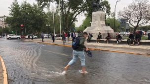 Rotura de matriz provoca corte de luz y desvíos de tránsito en Providencia