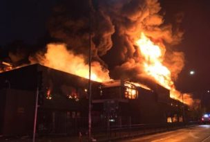 Encuentran cuerpo al interior de supermercado incendiado en Santiago Centro