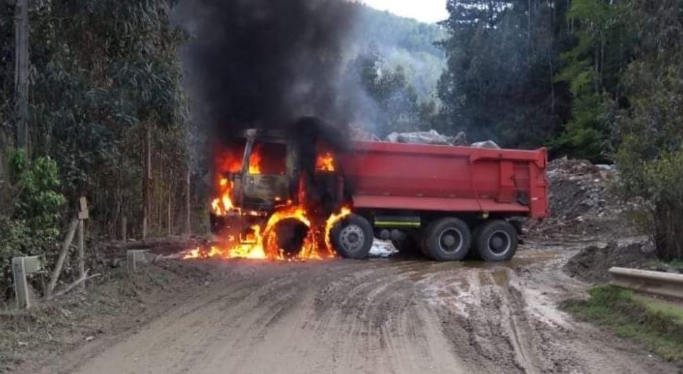 Ataque incendiario en Tirúa deja cinco camiones y dos máquinas quemadas