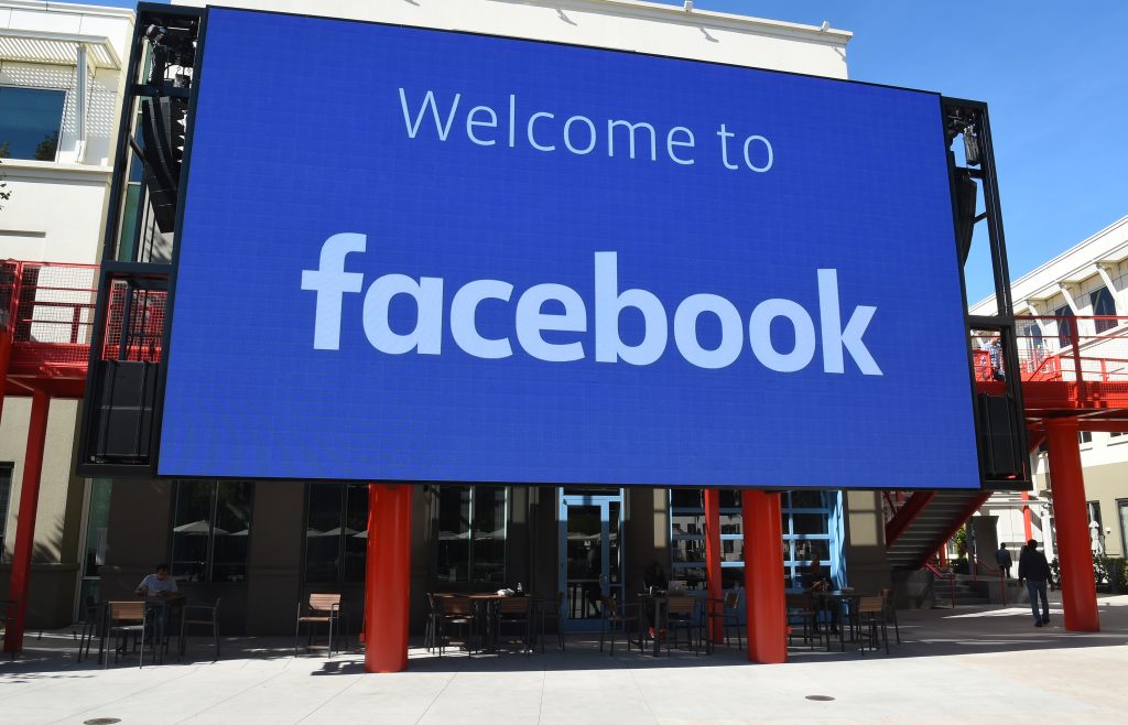 Facebook pidió disculpas tras ser acusada de “racismo” por empleados