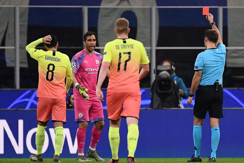 Claudio Bravo se defendió tras su expulsión en Champions League: “Fue muy rigurosa la tarjeta roja”