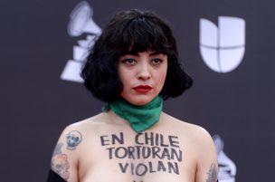 Mujer imitó protesta de Mon Laferte en marcha: cantante compartió la imagen