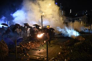 Nuevos disturbios en Hong Kong, donde un policía fue herido por una flecha