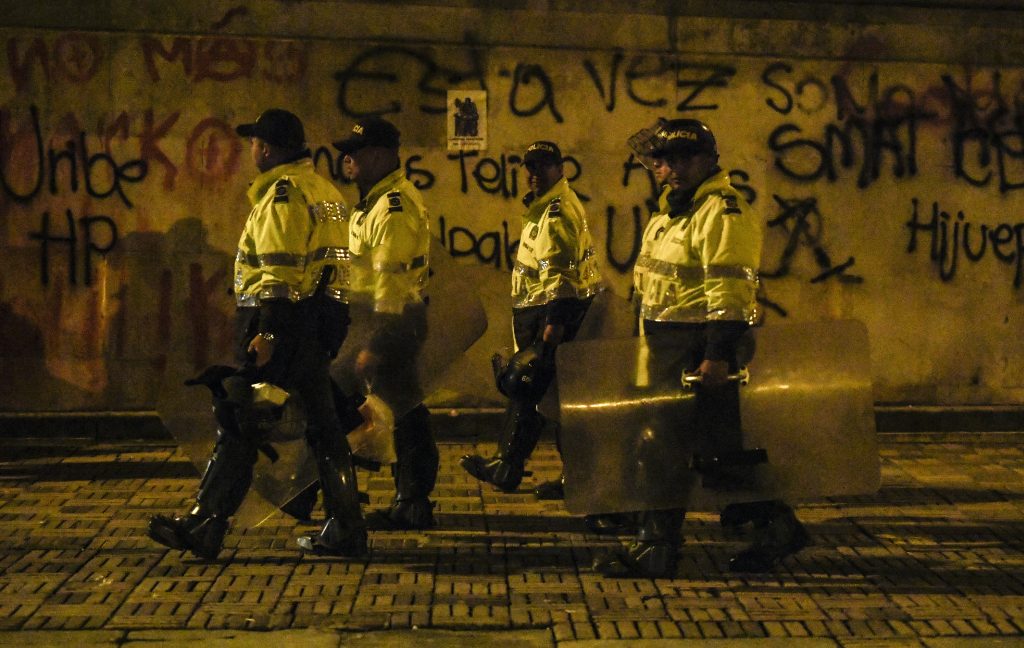 Tres policías muertos y siete heridos en atentado en Colombia