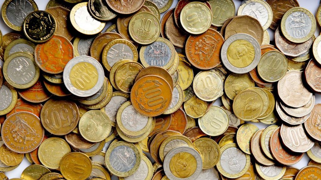 Peso chileno cae al mínimo histórico de 812 por dólar debido a la crisis