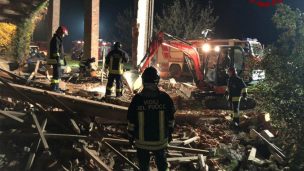 Mueren tres bomberos en explosión en el norte de Italia