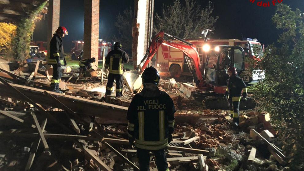 Mueren tres bomberos en explosión en el norte de Italia