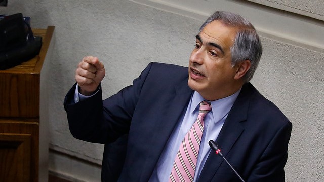 Francisco Chahuán pide rebaja de 40% en pasajes para adultos mayores en transporte público