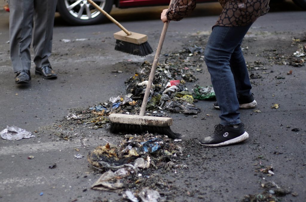 Intendente agradece a vecinos que han salido en feriado a limpiar Santiago