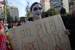 FOTOS | Manifestantes protestaron con máscaras y disfraces en Santiago