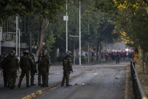 Con carros lanzaaguas dispersan a últimos grupos de manifestantes en Plaza Italia