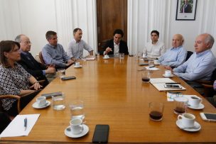 Ministro de Hacienda se reunió con economistas para analizar situación económica nacional