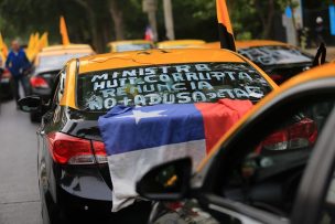 Taxistas aprovechan las manifestaciones para protestar contra Uber y Cabify