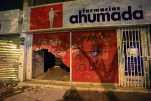 Farmacias, una AFP, bancos y un McDonald's fueron vandalizados en Providencia