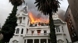 Se quema rectoría de Universidad Pedro de Valdivia: bomberos intenta combatir el fuego