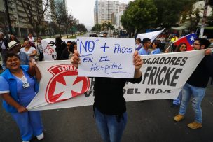 Trabajadores de Hospital Gustavo Fricke se manifiestan contra Carabineros en Viña del Mar