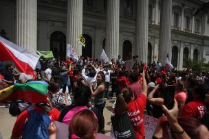 Manifestantes irrumpen en la sede del Congreso en Santiago