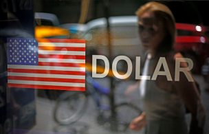 Dólar supera la barrera de $830