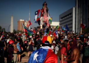 Miles de personas se reúnen nuevamente en Plaza Italia a un mes del estallido social