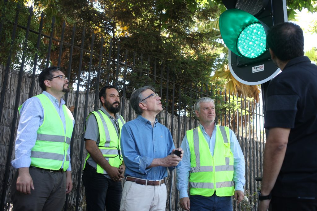 Estación Central ya usa los “semáforos portátiles” propuestos por Joaquín Lavín