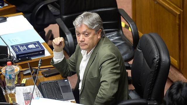 Senador Alejandro Navarro rechazó la idea de legislar sobre la “ley antiencapuchados”