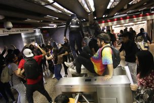 FOTOS | Estudiantes realizaron nueva evasión masiva en estación La Moneda